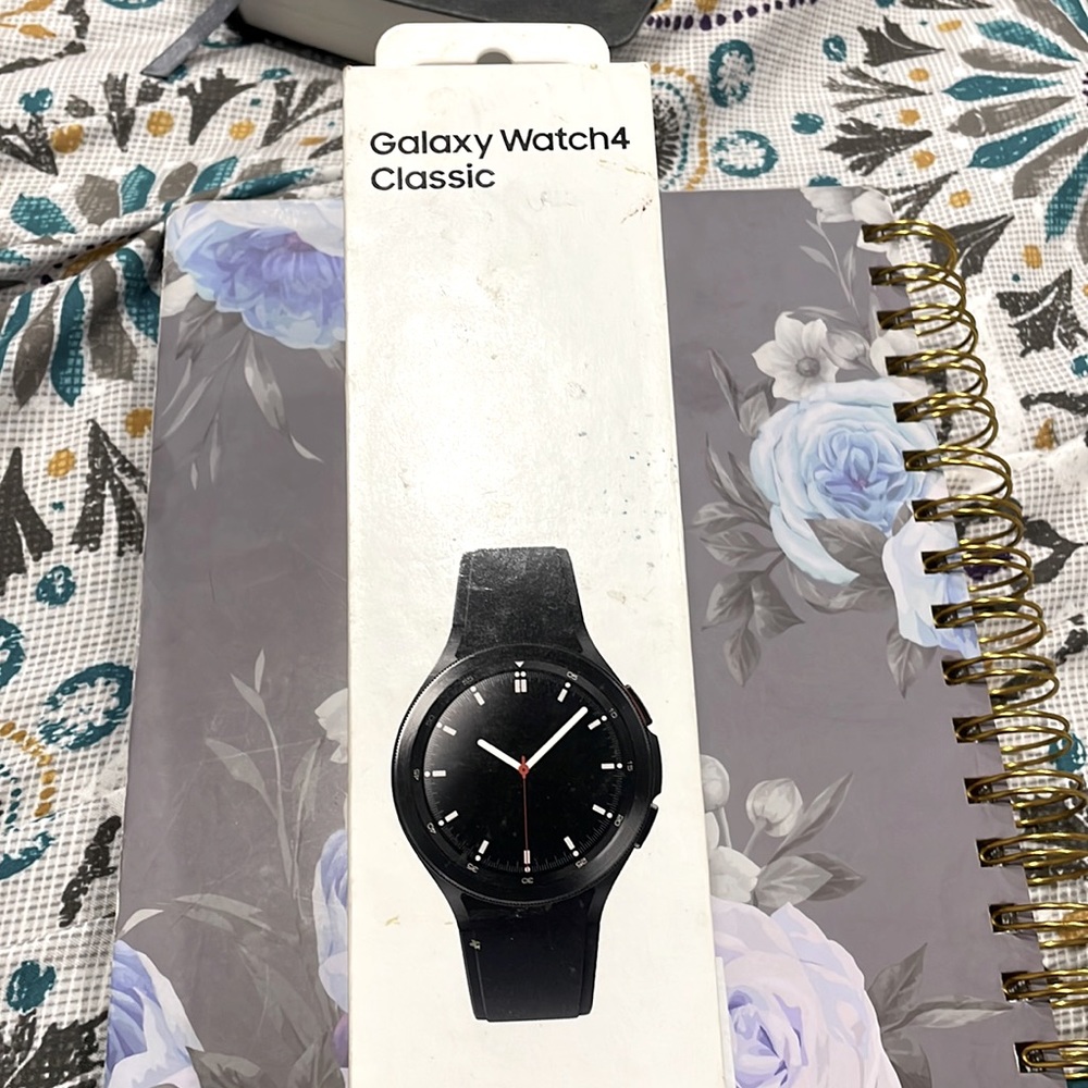 Samsung galaxy watch4 (42mm face, 20mm standard strap S/M) Wireless Charger,
